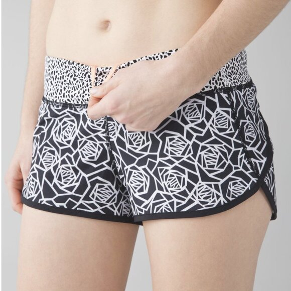 Lululemon Speed Short Posey Black White / Miss Mosaic Black / Black Size 6 - Picture 1 of 12